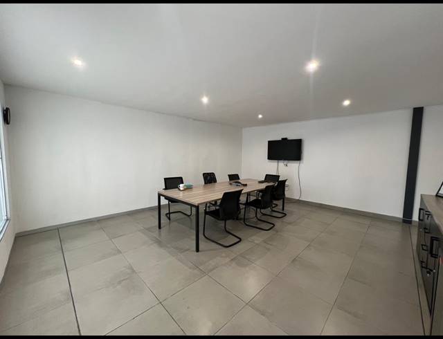 356M² SHOWROOM TO LET IN OLIVEDALE
